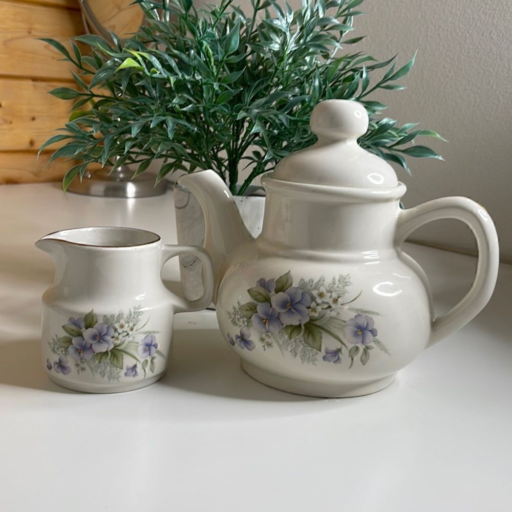 Carrigdoun Ireland tea pot and creamer. Pottery Co-op. Cork Ireland.